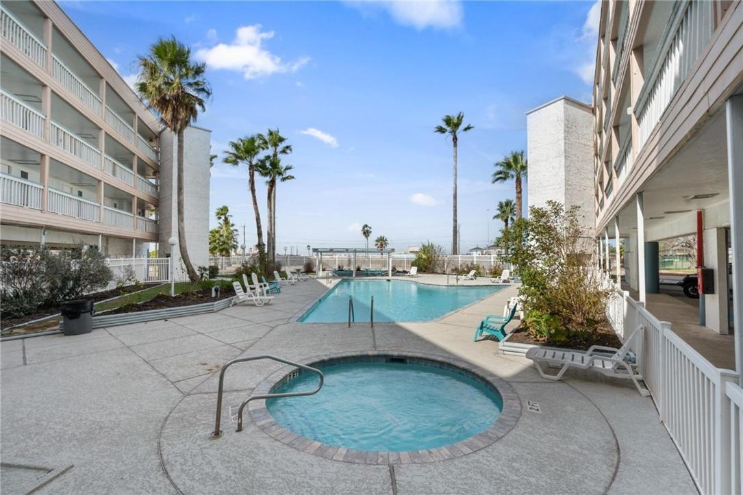 Waterfront North With And Pool Access *